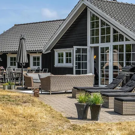 Beach Front Home In Blavand With Sauna 펜션 *