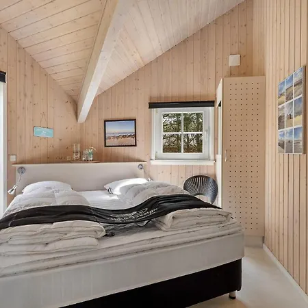 Beach Front Home In Blavand With Sauna 펜션